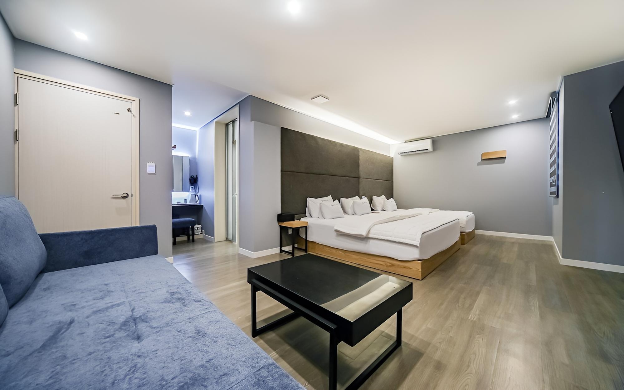 Room (Suite Twin) - Photo 1