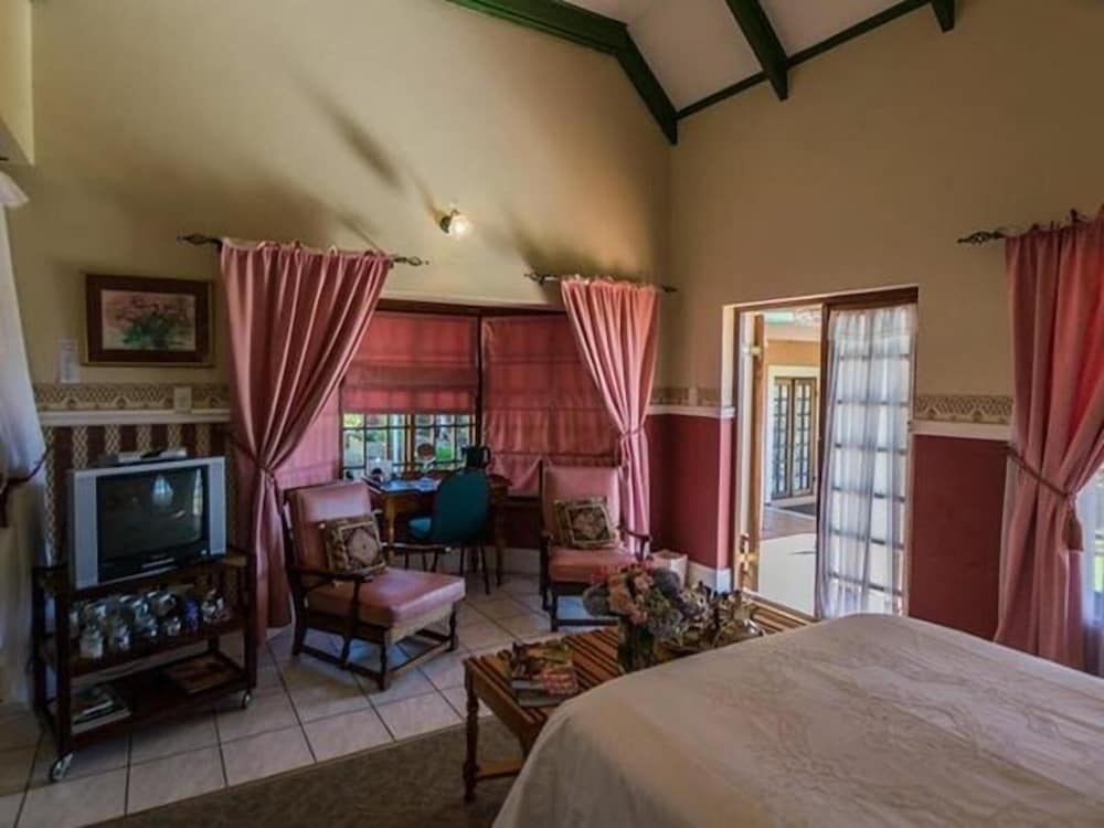 Deluxe Suite, 1 Queen Bed (Fleur de Lis - West) photo 3
