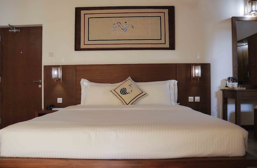 Deluxe Family Room, Pool View photo 2