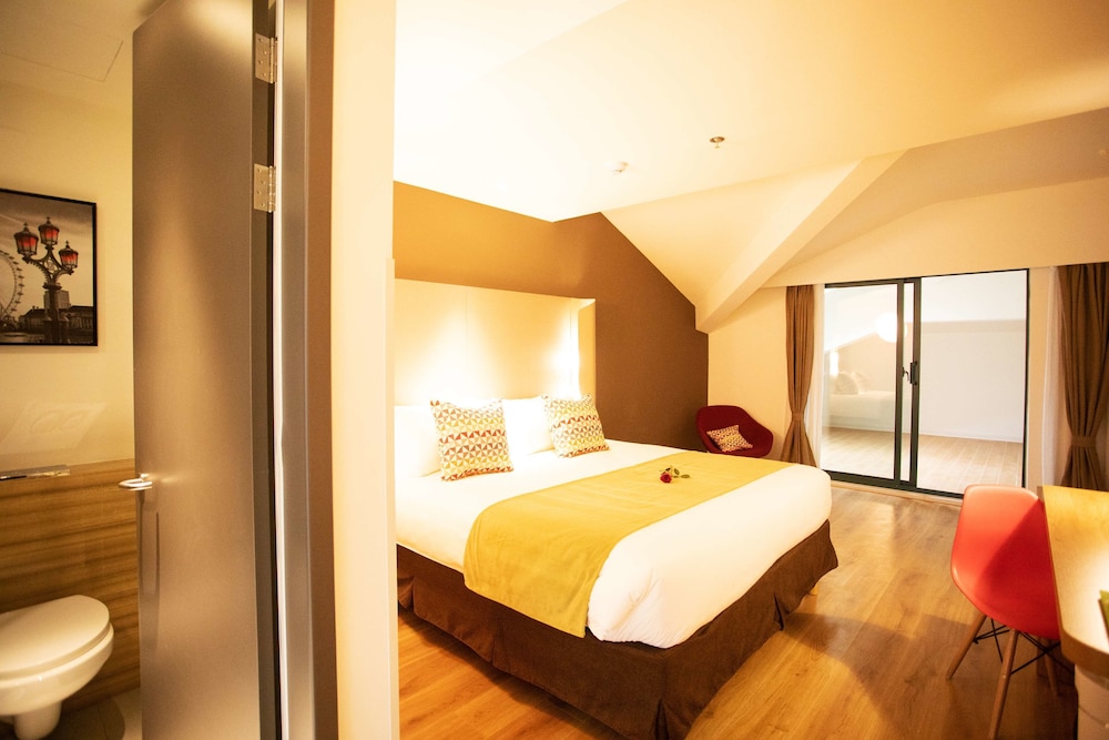 Standard Room, 1 King Bed photo 3