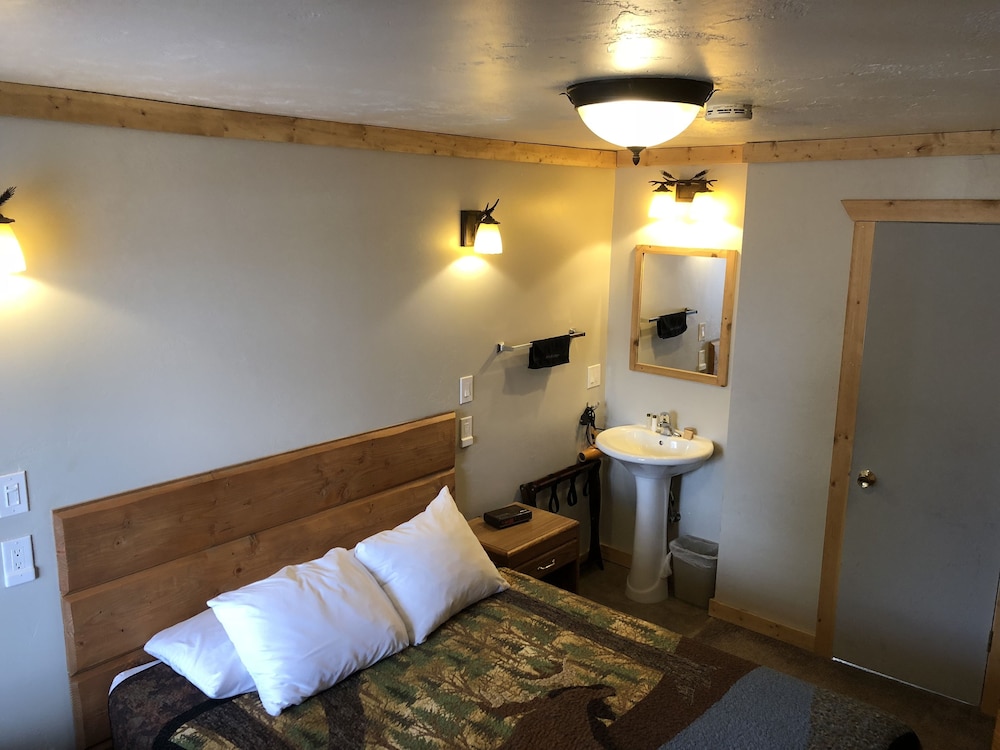 Motel, Absaroka Mountain Range (104) - Queen, Private Bath, Shower, TV, MW, F, No Roll-away photo 1