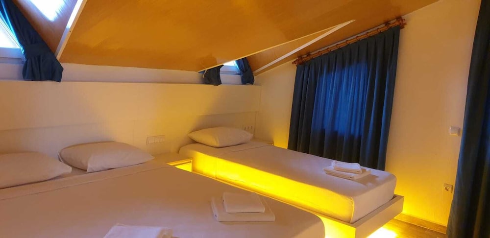 Economy Triple Room photo 1