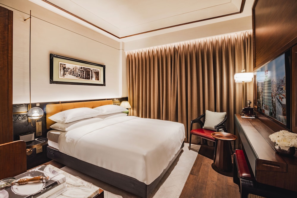 Elite Room, 1 Queen Bed, City View