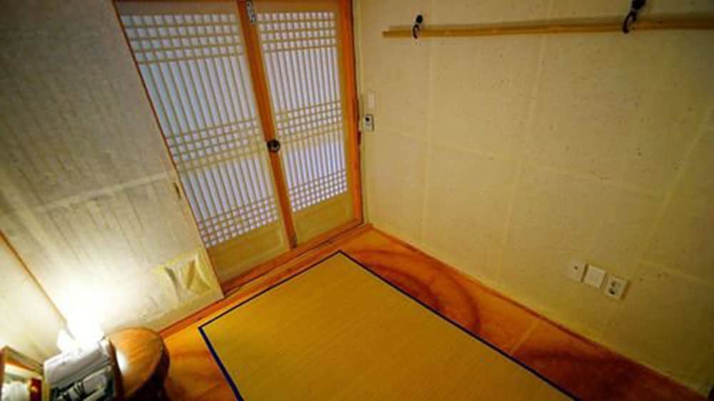 Room (3) photo 2