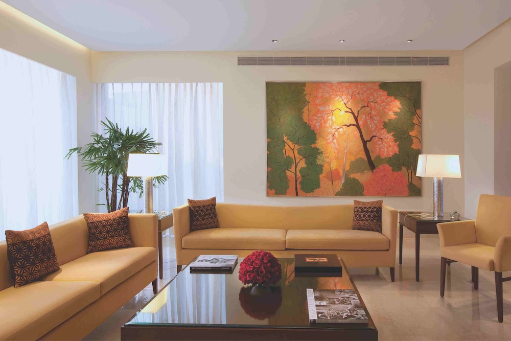 Luxury Suite - Photo 16