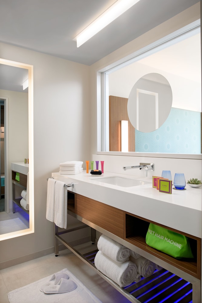Premier Suite, 1 King Bed, City View, Corner (Sofabed - No Hidden Fees) thumbnail 5