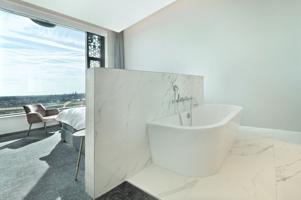 Executive Double Room, 1 King Bed, Hot Tub, City View photo 3