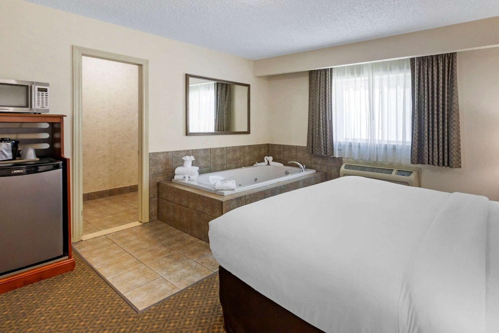 1 King Bed, 2 Person Jet Tub Suite - Photo 3