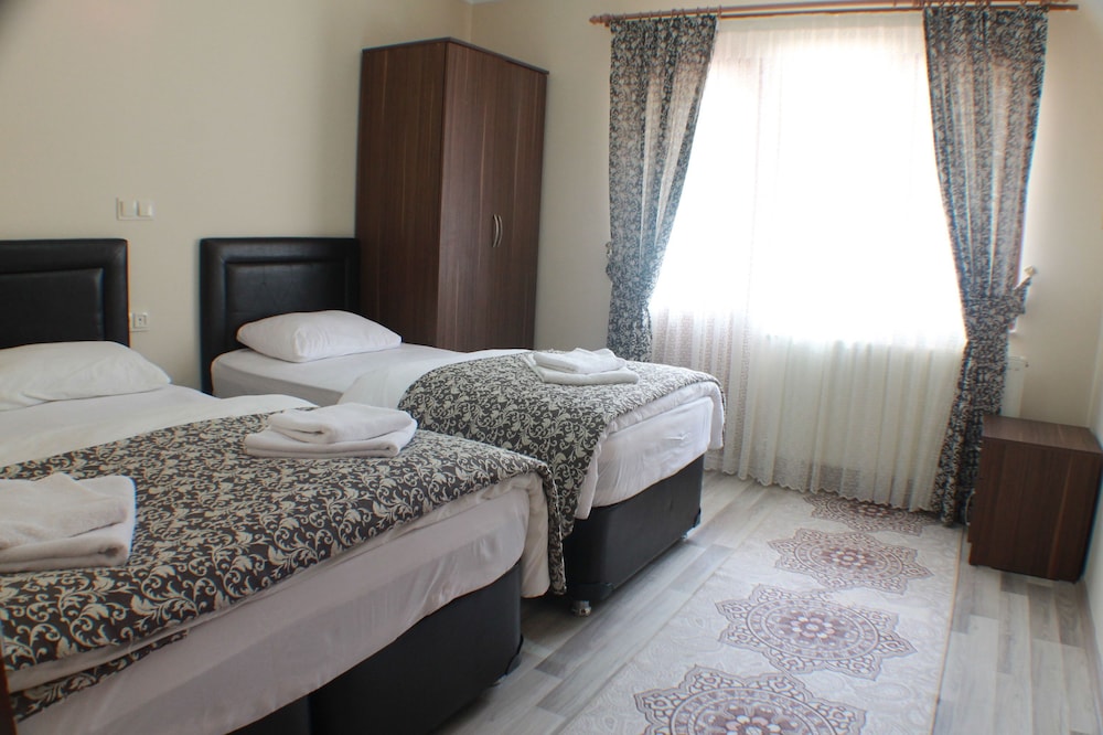 Deluxe Room, Balcony, Partial Lake View photo 1