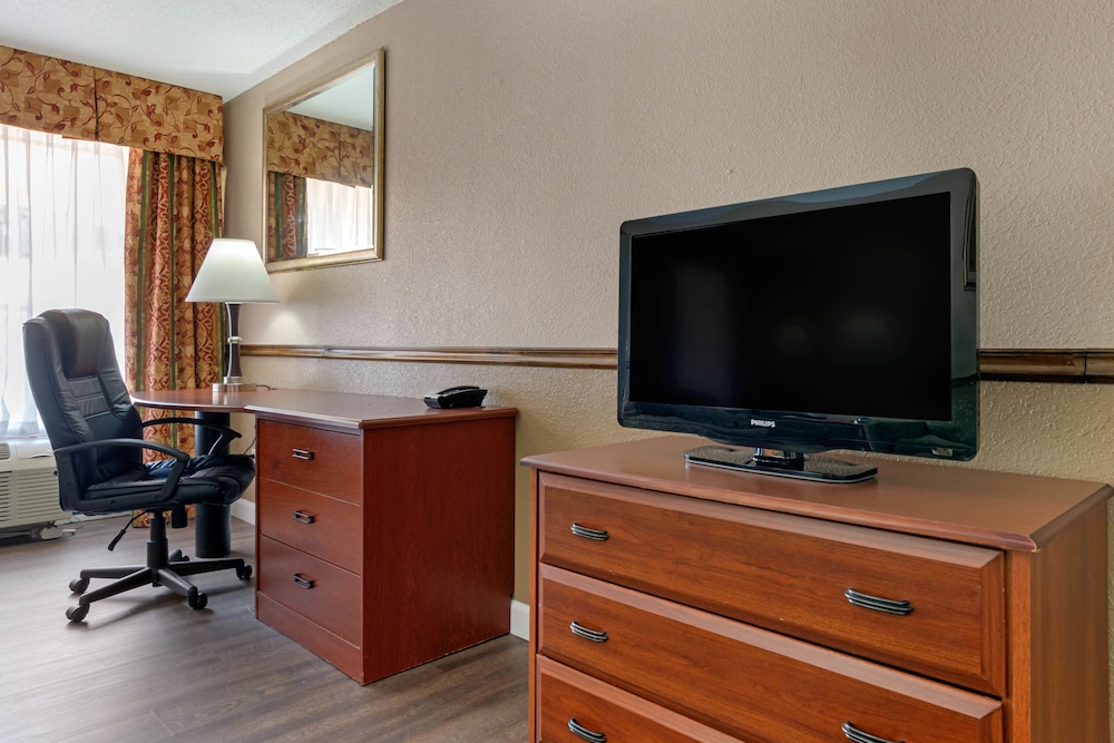 Two Queen Beds, Suite Non Smoking with 1 Person Sofa Bed photo 2