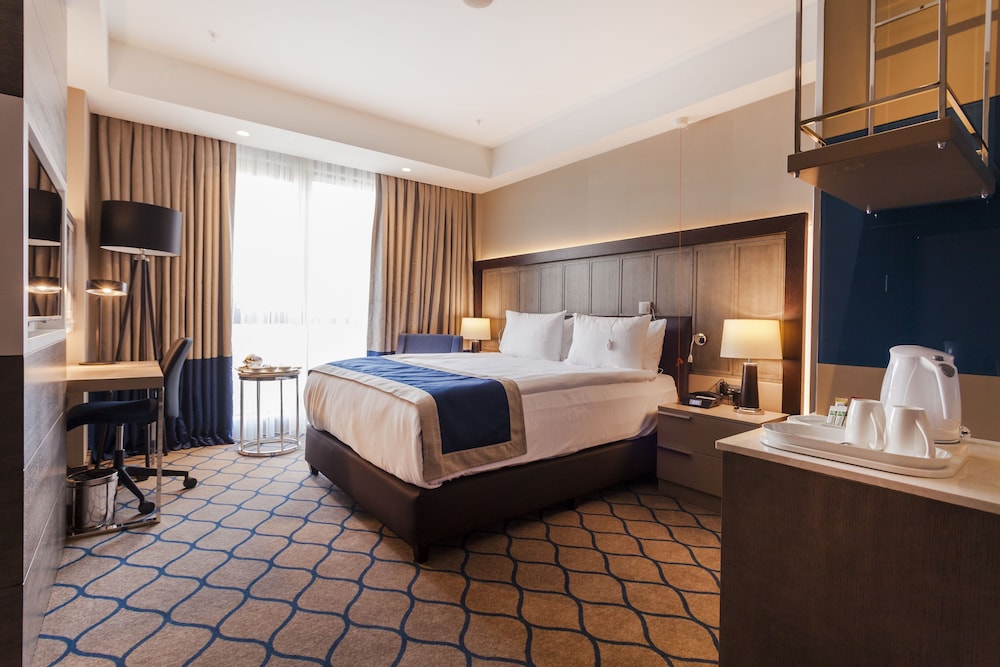 Suite, 1 King Bed, Non Smoking, Mountain View photo 2