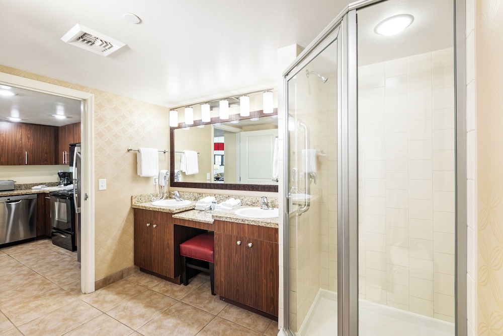 One Bedroom Family Suite, Pool View - Photo 9