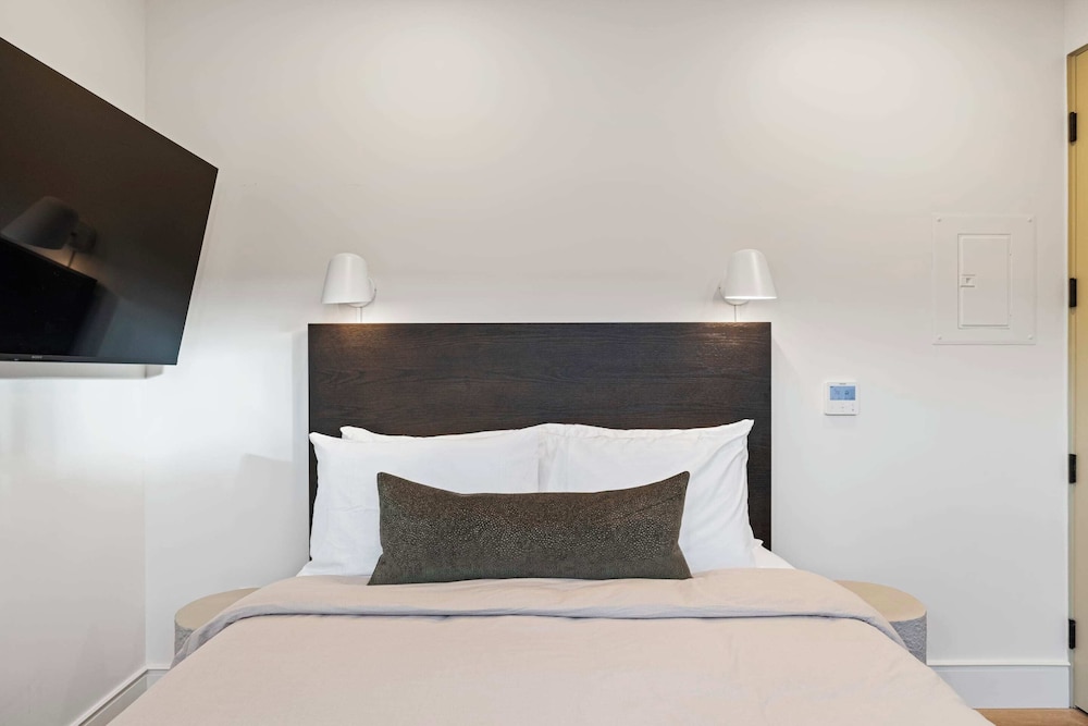 Premium Studio, 1 Queen Bed, Kitchenette photo 1