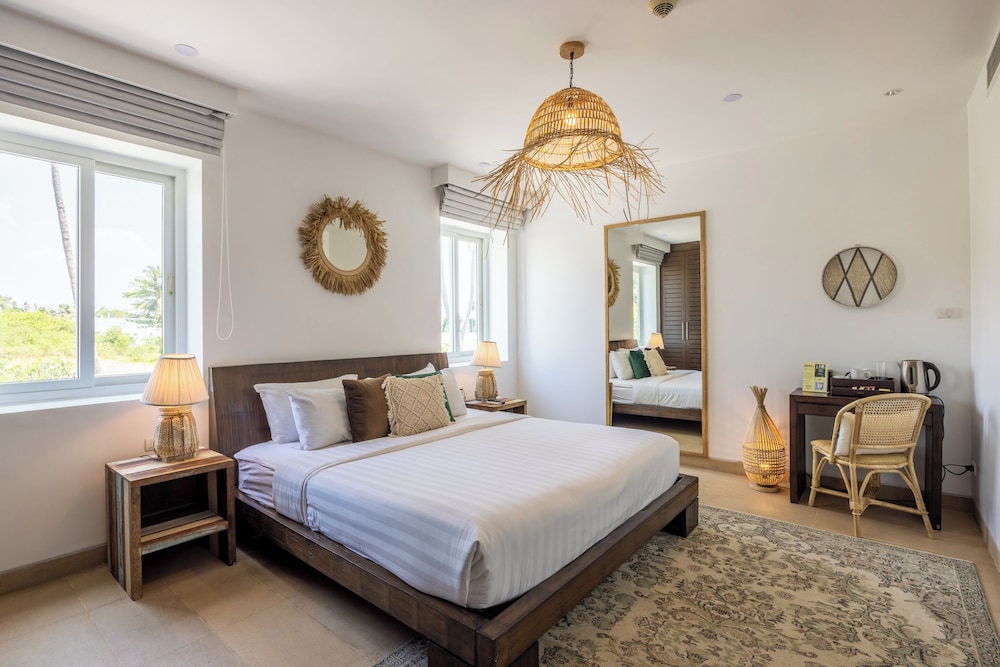 Deluxe King Room - Photo 2