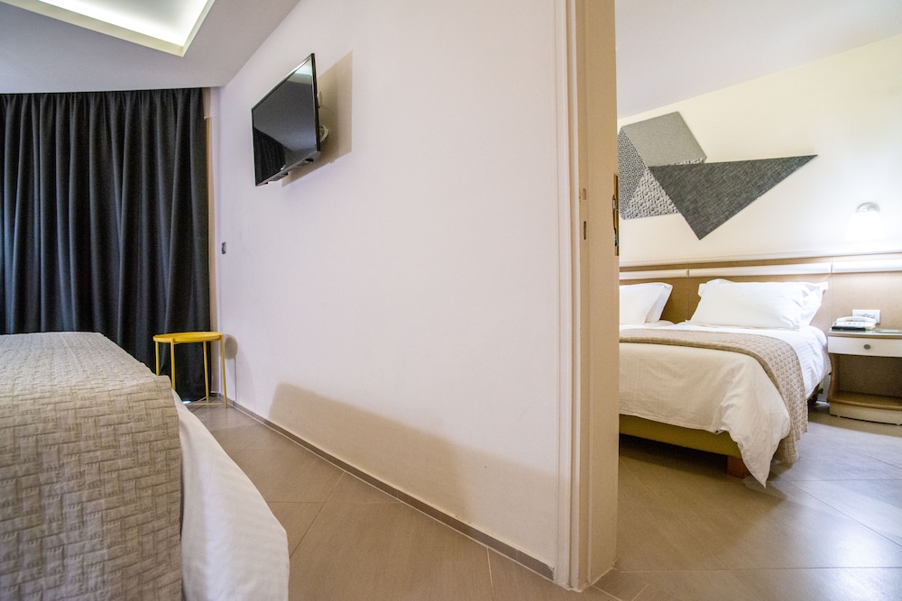 Family Room, Connecting Rooms, Partial Sea View thumbnail 6