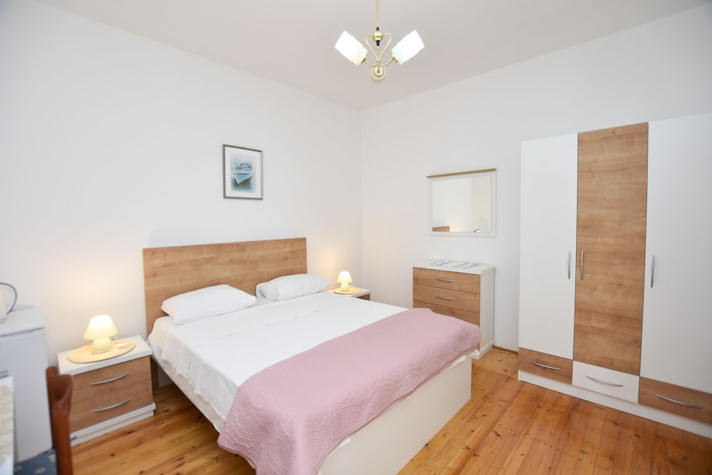 Room (S3)