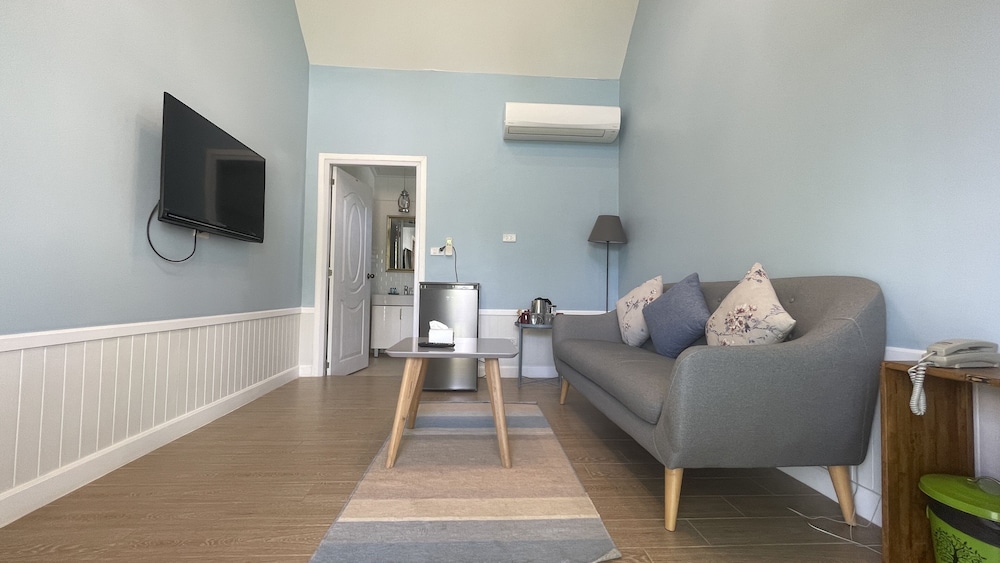 Room, 2 Bedrooms, Balcony - Photo 1