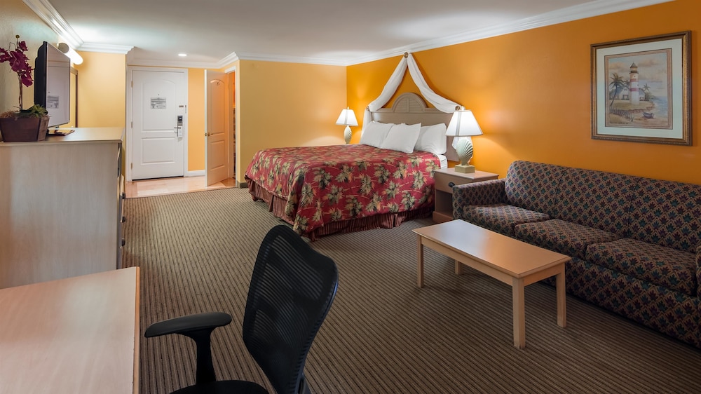 Standard Room, 1 King Bed, Refrigerator & Microwave, Harbor View - Photo 2