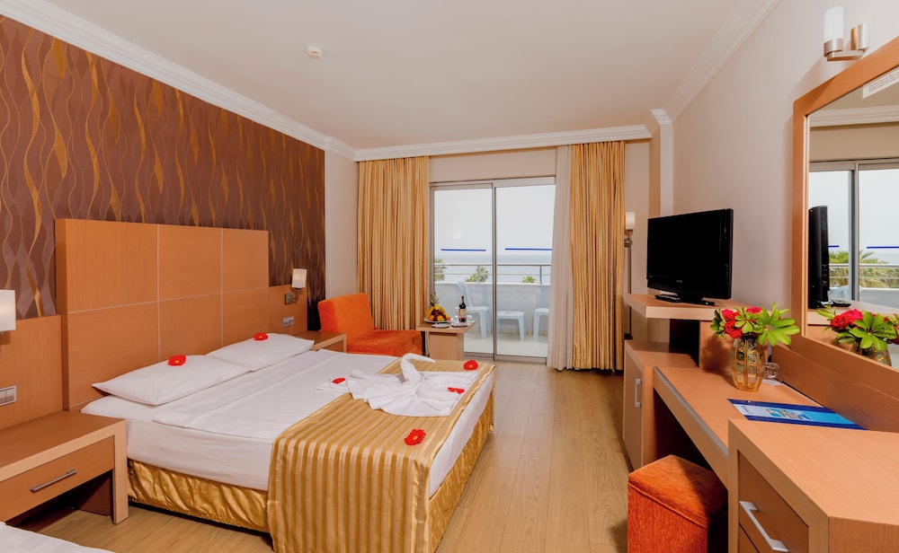 Standard Triple Room, Partial Sea View