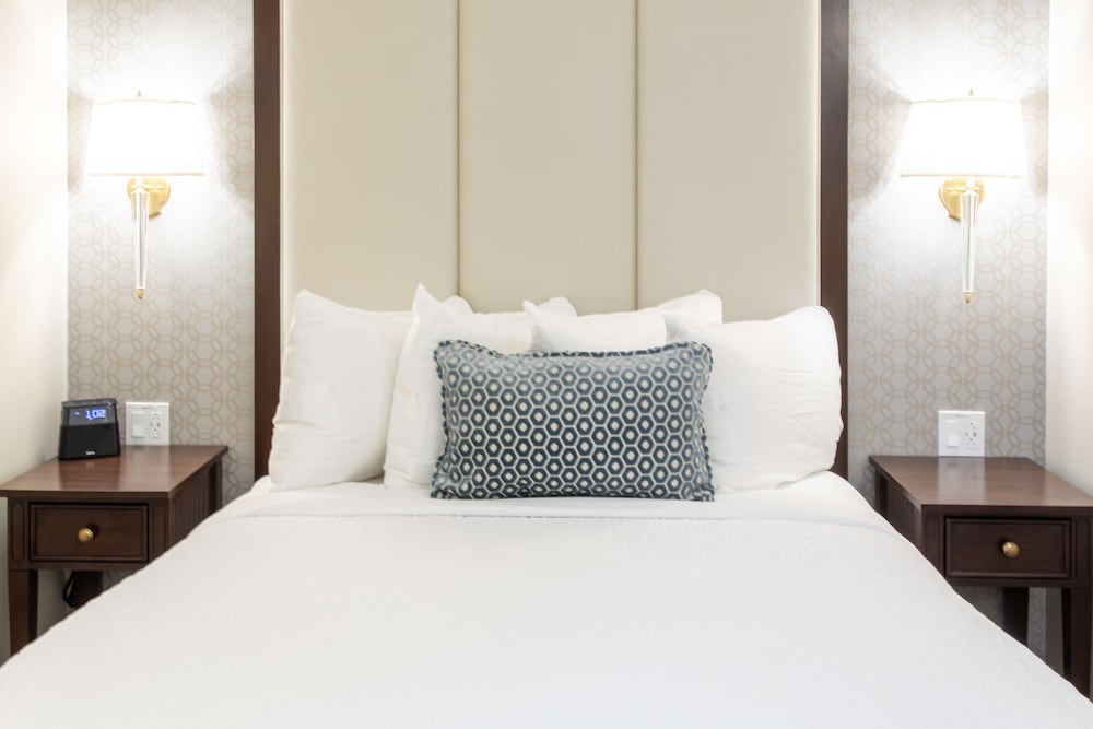 Queen Room with Two Queen Beds - Non-Smoking thumbnail 5