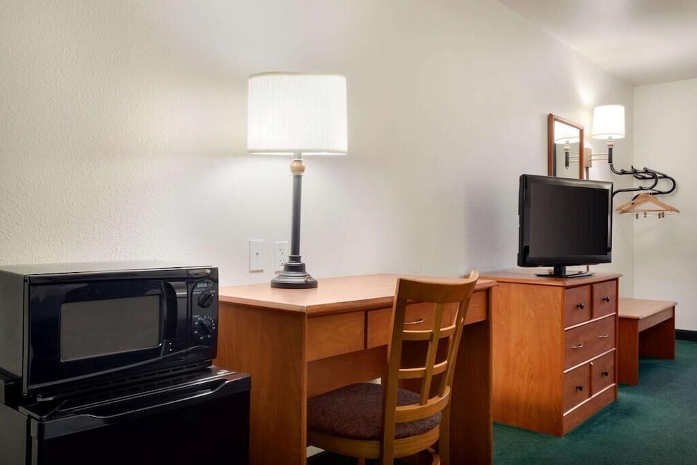 Deluxe Room, 2 Queen Beds, Accessible, Non Smoking (Mobility) - Photo 3