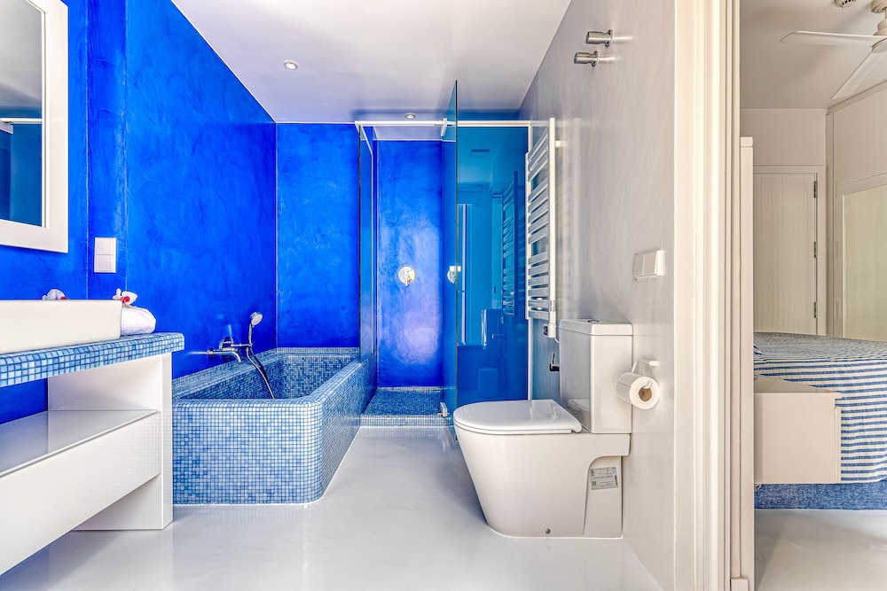 Premium Double Room, 1 Queen Bed, Balcony, Partial Ocean View photo 3