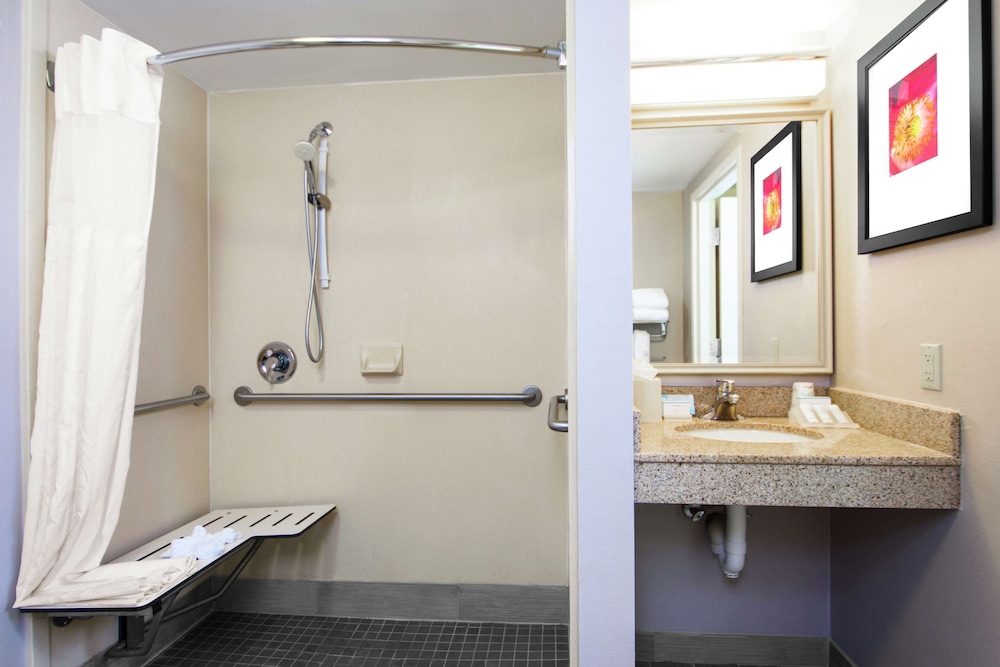 Room, 2 Queen Beds, Accessible (Roll-In Shower) - Photo 7