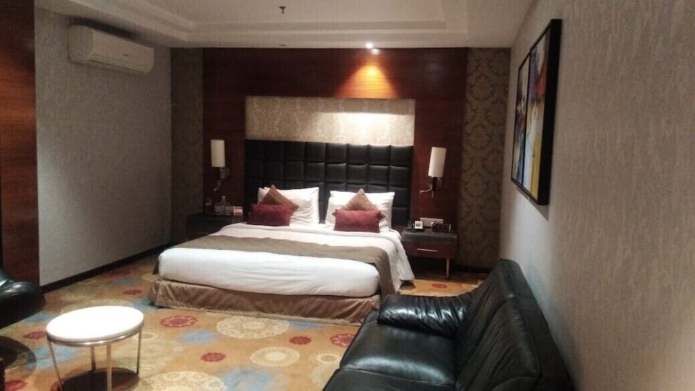 Junior Suite, 1 King Bed, Smoking - Photo 3