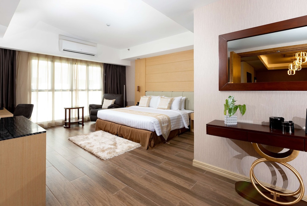 Executive Suite, 1 King Bed, Non Smoking, Bathtub (Living Room) - Photo 5