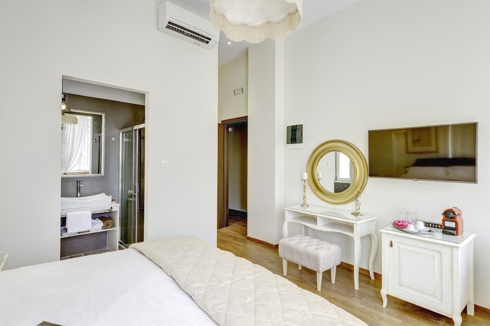 Superior Suite, Partial Sea View