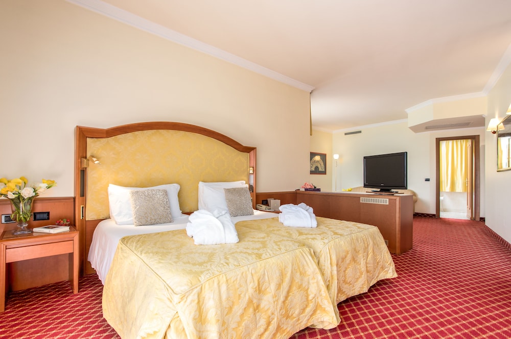 Junior Triple Room, Terrace - Photo 4