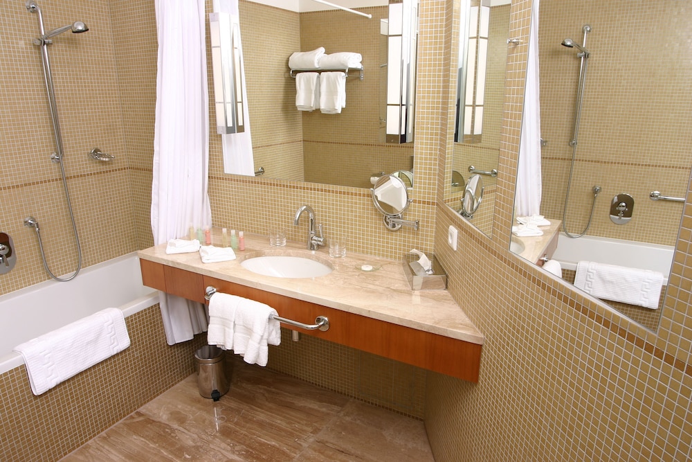 Available room thumbnail 6