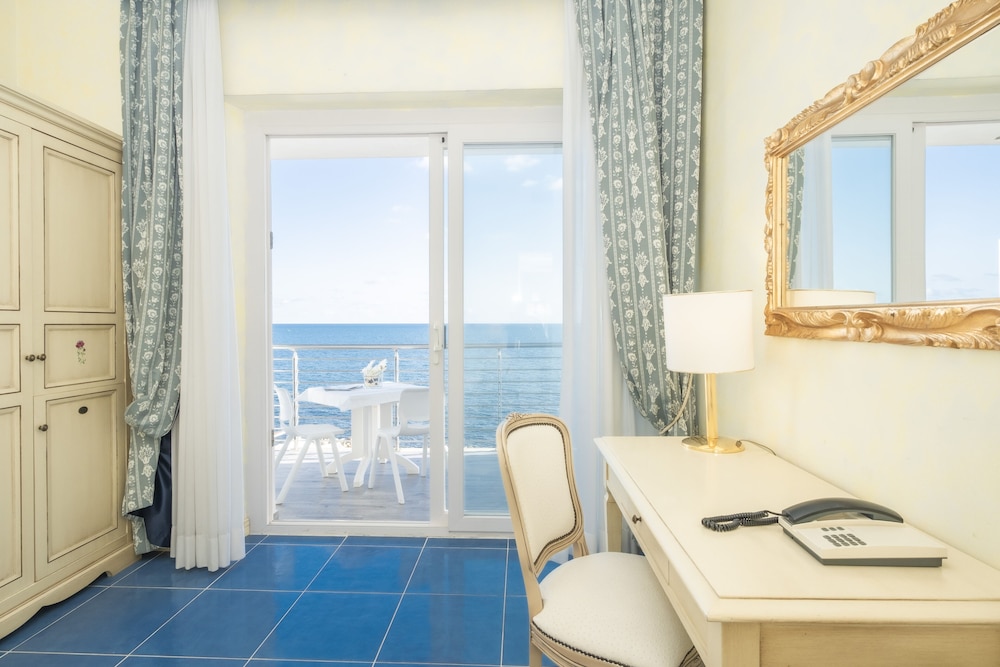 Superior Double Room Single Use, Sea View photo 3