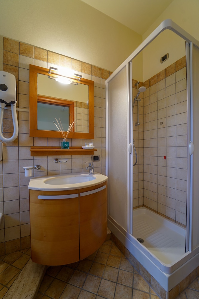 Standard Quadruple Room - Photo 10