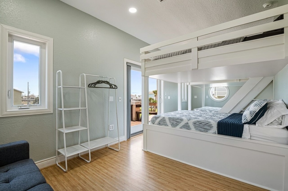 House, 5 Bedrooms photo 3