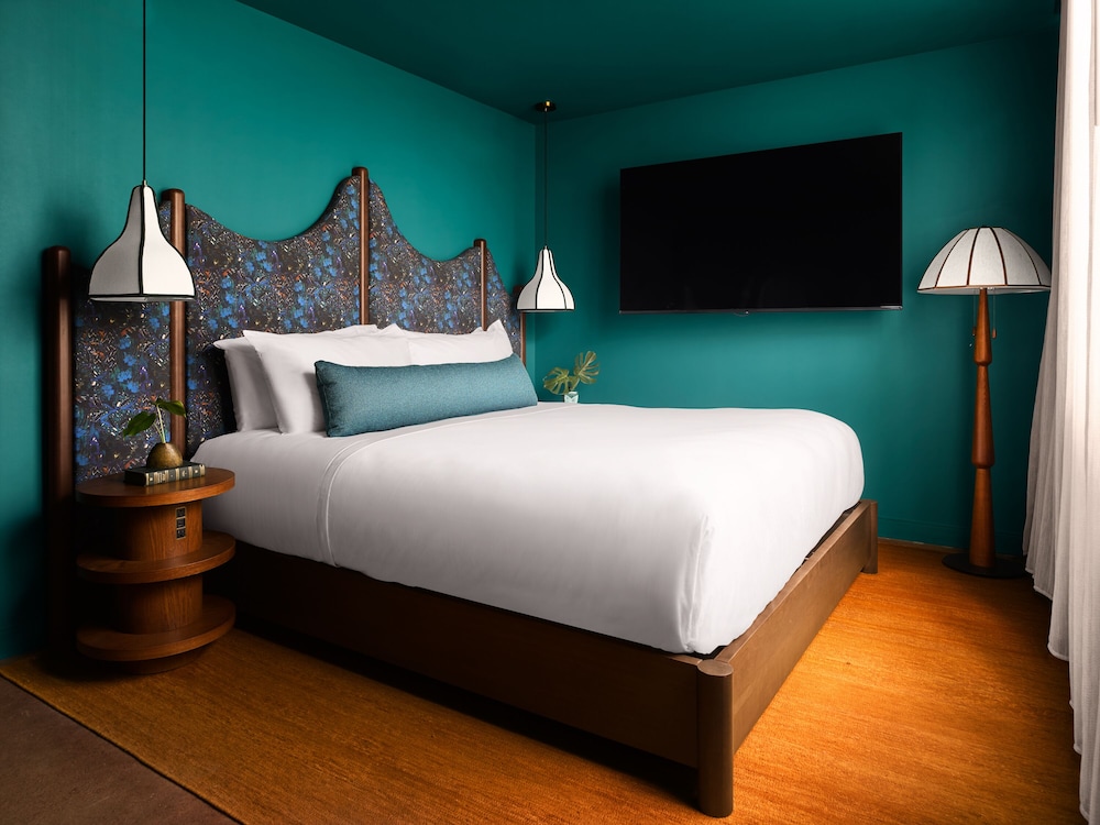 Grand Corner Suite (Non Smoking) (Accessible) - Photo 4