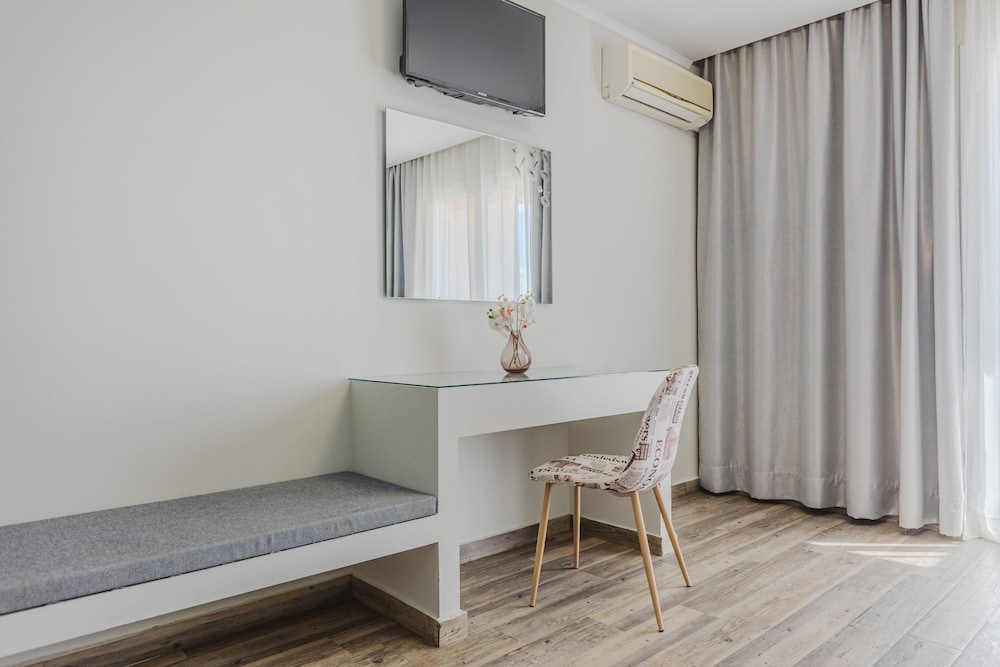 Deluxe Studio Suite, Balcony, City View photo 2