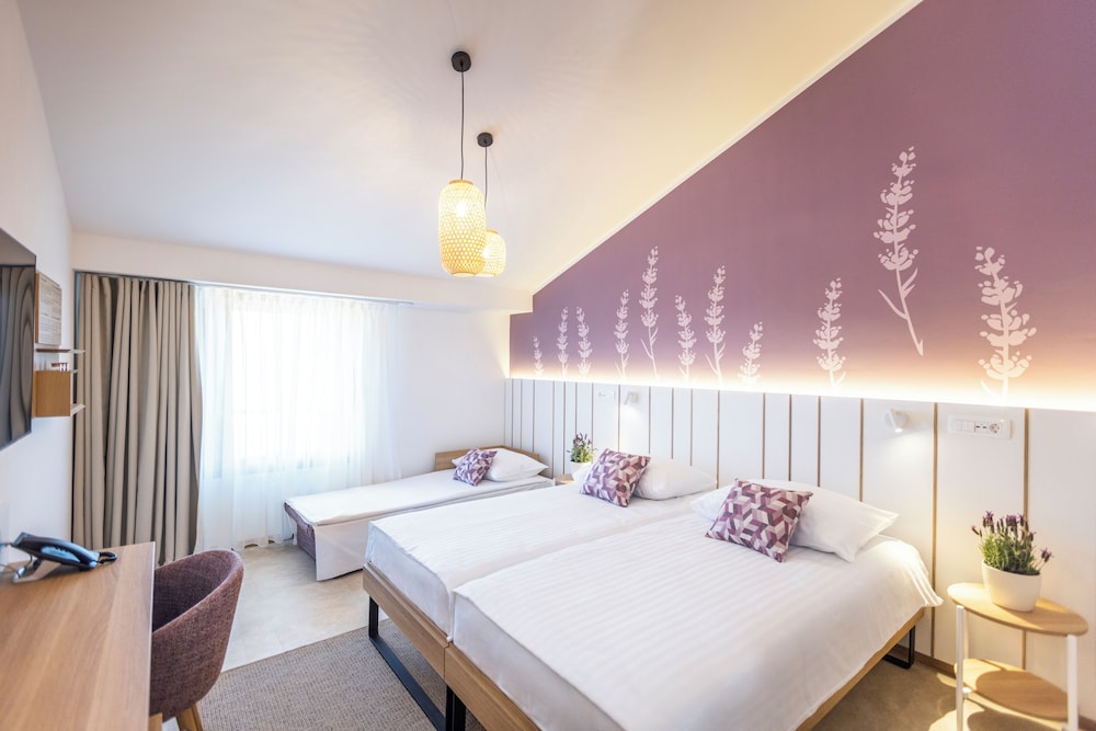 Double or Twin room with extra bed - Photo 1