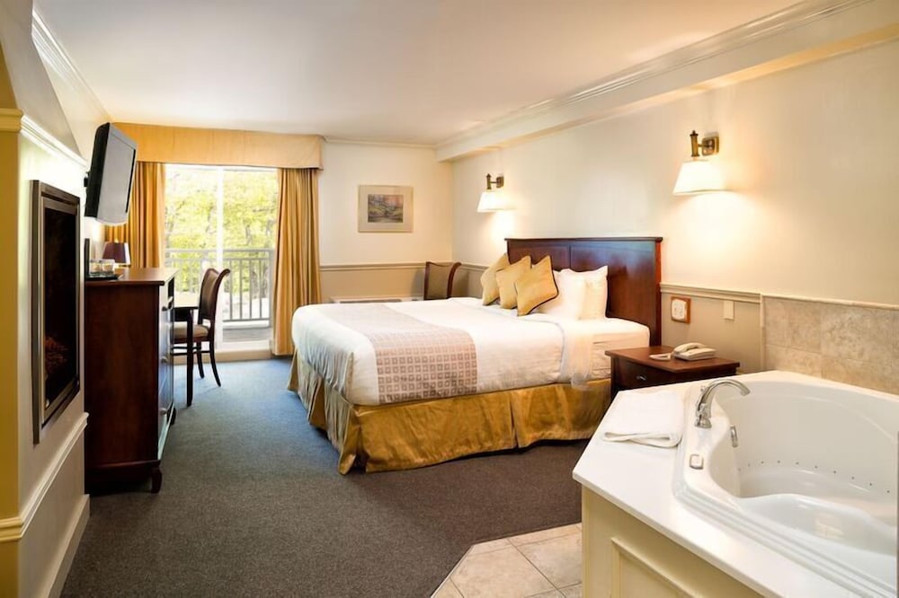Superior Room, 1 King Bed, Jetted Tub photo 3