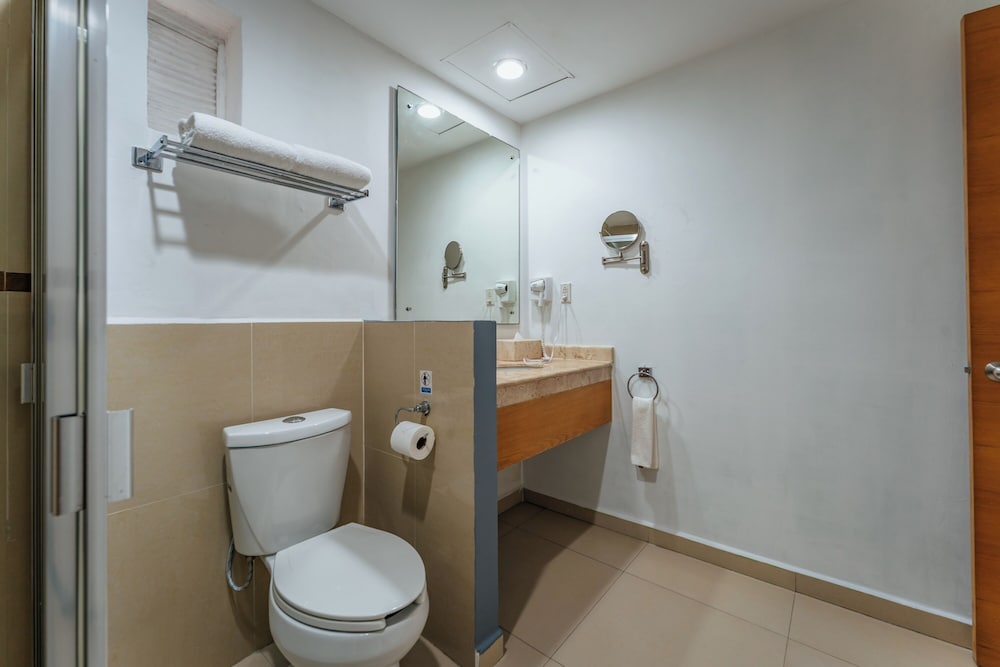 Executive Room, 2 Queen Beds - Photo 11