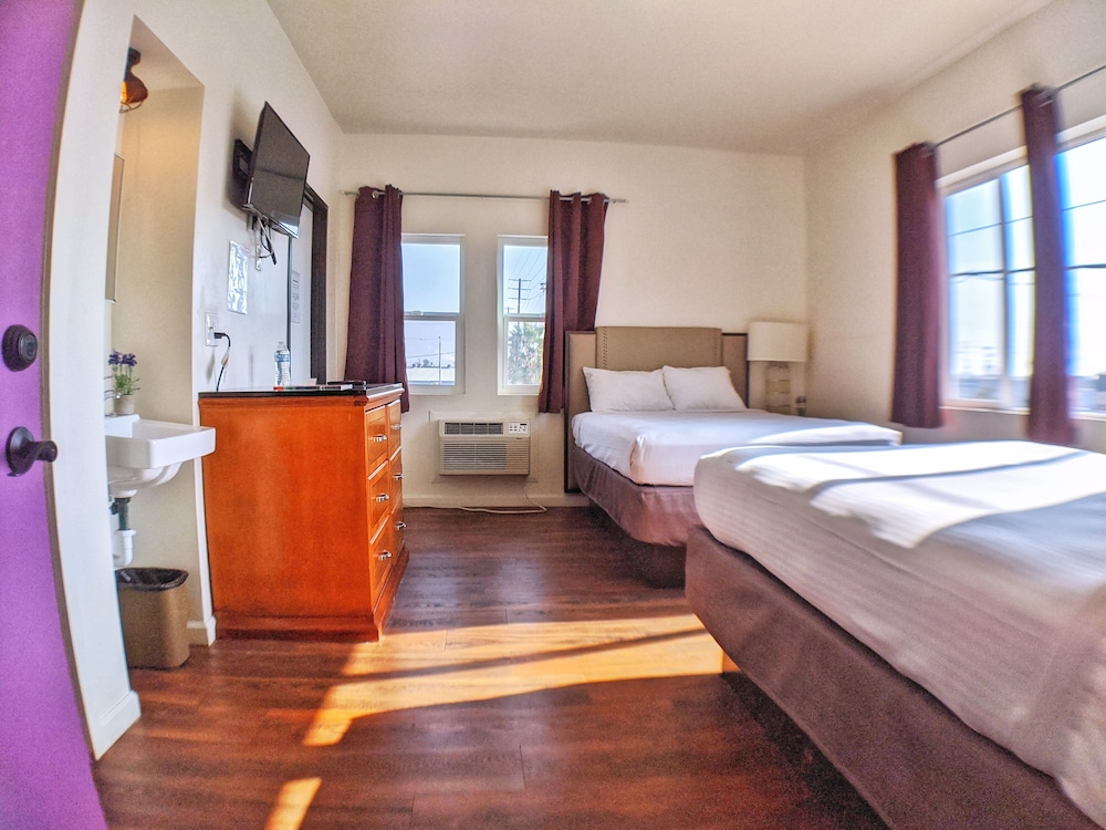 Family Room, 2 Double Beds, Non Smoking, Shared Bathroom (29)