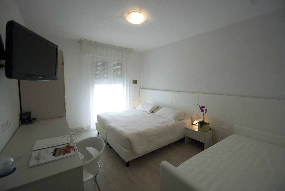 Executive Quadruple Room photo 2