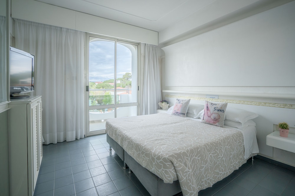 Standard Double or Twin Room - Photo 13