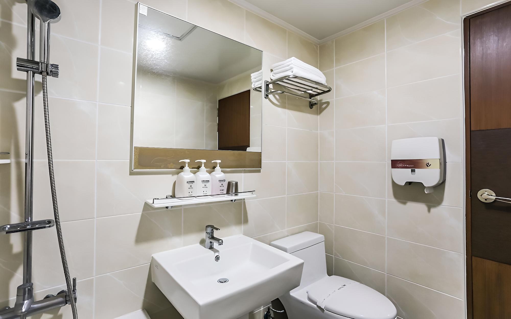 Room (DOUBLE (Bathtub Availability Random A) - Photo 16