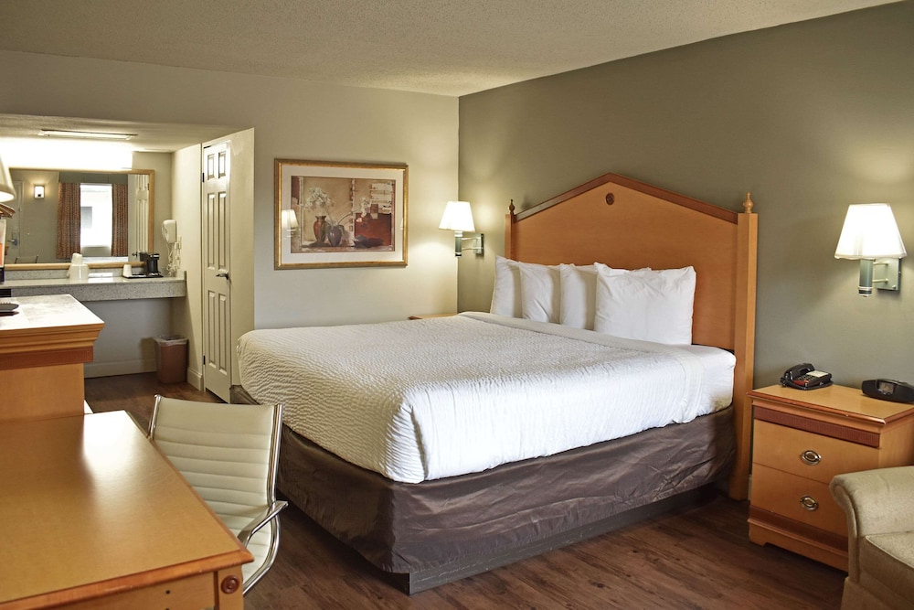 Standard Room, 1 King Bed, Non Smoking - Photo 3