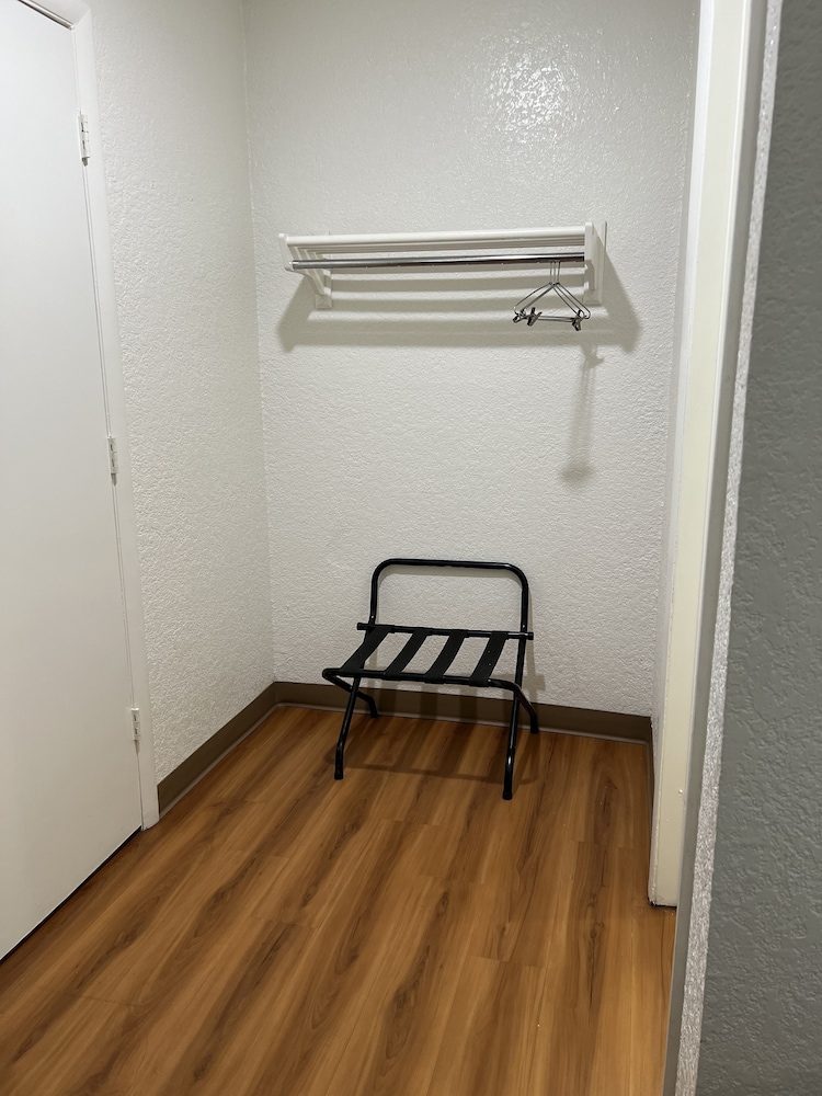 Standard Room, 1 Queen Bed, Non Smoking, Refrigerator & Microwave photo 2