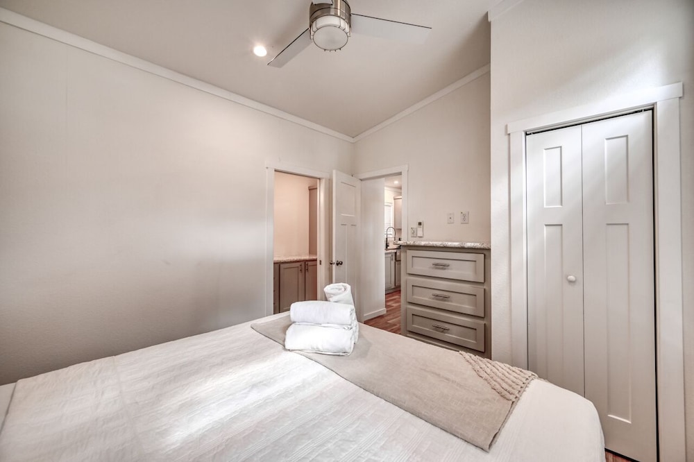 House, 1 King Bed, Patio (#19 3567 US 290 E) photo 2