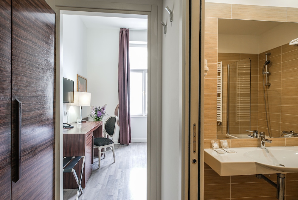 Double or Twin Room - Photo 6