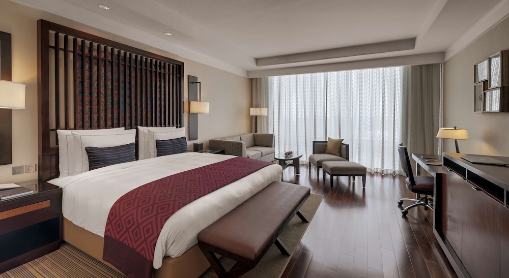 Superior Room, 1 King Bed thumbnail 6