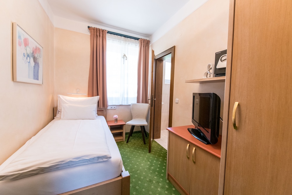 Basic Single Room photo 1